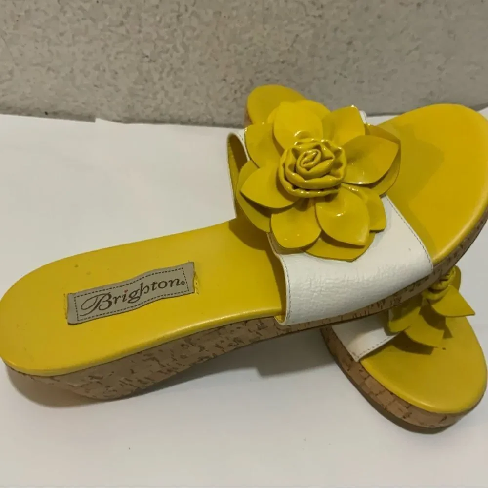 Brighton Helena Women’s Size 9 M  Slide Yellow and White flower leather.